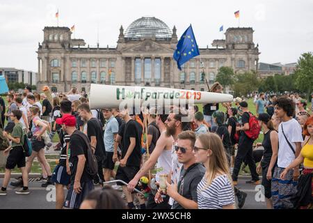 Berlino, Germania. 10 agosto 2019. Numerose persone marciano oltre il Reichstag durante la 23a parata della canapa per la legalizzazione della cannabis. Il 22 marzo 2024, il Consiglio federale ha aperto la strada alla parziale legalizzazione della cannabis il 1° aprile. Crediti: Jörg Carstensen/dpa/Alamy Live News Foto Stock