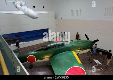 Un aereo da attacco kamikaze guidato da un razzo Ohka con un bombardiere subacqueo della marina giapponese Suisei esposto al Museo Yushukan. Yasukuni Shrine. Tokyo. Giappone Foto Stock