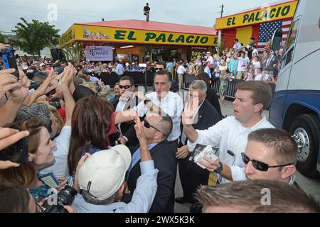 Miami, FL - 13 AGOSTO: Romney è apparso a El Palacio de los Jugos, che è di proprietà di Reinaldo Bermudez. I dati della corte indicano che Bermudez ha supplicato colpevole ad un conteggio di cospirazione per distribuire la cocaina nel 1999 e servito tre anni nella prigione federale. Candidato presidenziale repubblicano ed ex governatore del Massachusetts Mitt Romney durante un raduno elettorale al Palacio De Los Jugos dopo aver annunciato il Rep. Paul Ryan (R-WI) come suo compagno di corsa. Willard Mitt Romney (New York, 12 marzo 1947) è un uomo d'affari e politico americano che è il candidato presunto del Partito Repubblicano per il presidente di t. Foto Stock