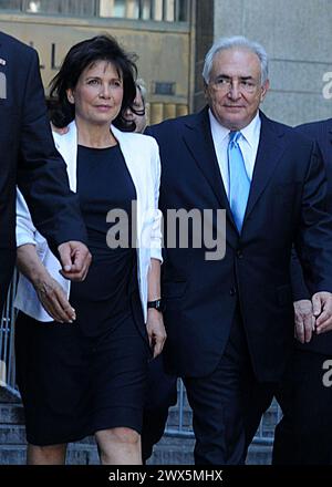 NEW YORK, NY - 1 LUGLIO: (L-R) Anne Sinclair e Dominique Strauss-Kahn tornano alla Manhattan Criminal Court il 1° luglio 2011 a New York. Persone: Dominique Strauss-Kahn Transmission Rif: MNC1 deve chiamare se interessato Michael Storms Storms Media Group Inc. 305-632-3400 - Cell 305-513-5783 - Fax MikeStorm@aol.com Foto Stock