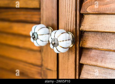 due maniglie delle portiere in legno si chiudono Foto Stock