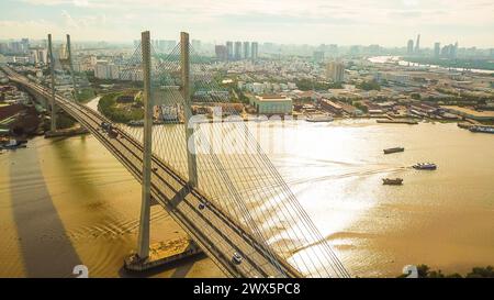 Il ponte Phu My sul fiume Saigon a Saigon, in Vietnam Foto Stock