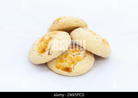 Nan Khatai, biscotti di pasta frolla tradizionali su sfondo bianco isolato Foto Stock