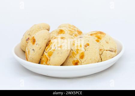 Biscotti tradizionali freschi di Nan Khatai su sfondo bianco Foto Stock