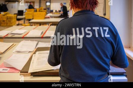 Berlino, Germania. 27 marzo 2024. Un agente della prigione lavora nella cassetta postale del tribunale penale di Moabit. Crediti: Monika Skolimowska/dpa/Alamy Live News Foto Stock