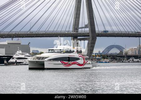 Sydney, Australia, nave da crociera nel porto di Fantasea nella baia di Blackwattle accanto al ponte Anzac, diretta alla base dei cantieri navali di rozelle, NSW, Australia Foto Stock