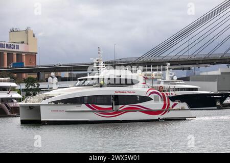 Sydney, Australia, nave da crociera nel porto di Fantasea nella baia di Blackwattle accanto al ponte Anzac, diretta alla base dei cantieri navali di rozelle, NSW, Australia Foto Stock