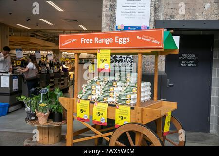 Uova all'aperto esposte su un carrello di legno in vendita al supermercato australiano di Tramsheds, Forest Lodge, Sydney, Australia Foto Stock