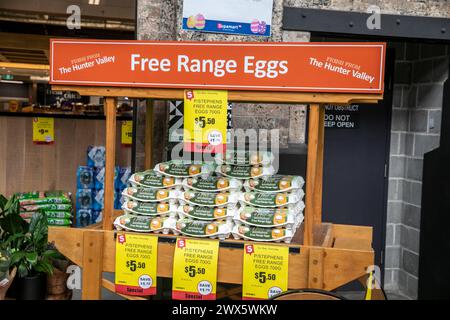 Uova all'aperto esposte su un carrello di legno in vendita al supermercato australiano di Tramsheds, Forest Lodge, Sydney, Australia Foto Stock