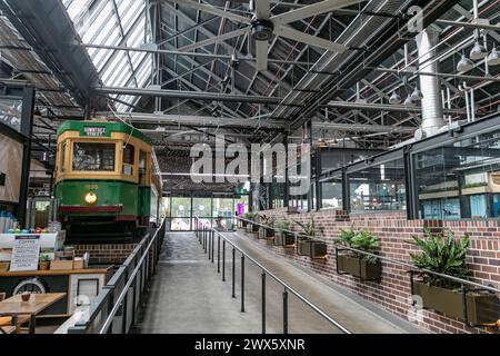 Il tram di Sydney ospita il quartiere dei ristoranti e dei caffè nel Forest Lodge vicino a Glebe, la conversione dell'ex deposito dei tram di Rozelle, ora quartiere dei negozi, e il tram R1 Foto Stock