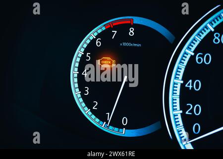 Accensione della spia di malfunzionamento del motore o della spia di controllo del motore sul quadro strumenti di una vettura , concetto di riparazione della vettura Foto Stock
