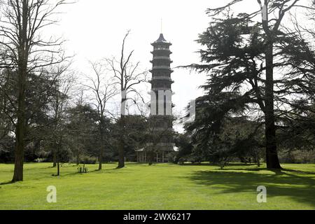 Londra, Regno Unito. 27 marzo 2024. Questa foto scattata il 27 marzo 2024 mostra una vista della grande Pagoda ai Kew Gardens di Londra, in Gran Bretagna. Crediti: Li Ying/Xinhua/Alamy Live News Foto Stock