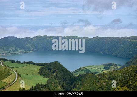 Paesaggio di Sete Cidades dal Mirador da Boca do Inferno con Lagoa de Santiago, Sao Miguel, Isole Azzorre, Portogallo Foto Stock