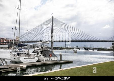 Ponte Anzac visto dal parco della baia di Blackwattle, con yacht ormeggiati in primo piano, Sydney, Australia Foto Stock