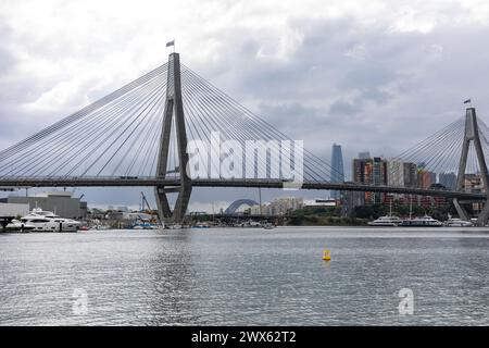 Ponte Anzac visto dal parco della baia di Blackwattle, con il Sydney Harbour Bridge in lontananza e il Crown Casino Barangaroo, pilone e ponte di campata, New South Wales, Australia Foto Stock