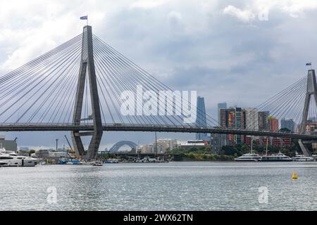 Ponte Anzac visto dal parco della baia di Blackwattle, con il Sydney Harbour Bridge in lontananza e il Crown Casino Barangaroo, pilone e ponte di campata, New South Wales, Australia Foto Stock