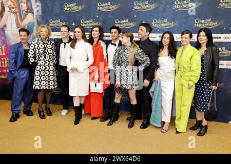 Nico Stank, Katja Riemann, Max von der Groeben, Maria Ehrich, Nora Tschirner, Mido Kotaini, Jella Haase, Bora Dagtekin, Gizem Emre, Lena Schoemann un Foto Stock