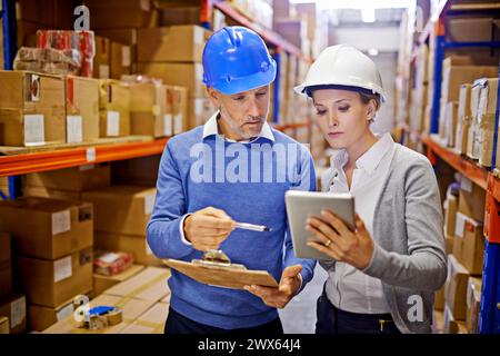 Magazzino, uomo e donna con tablet, lavoro di squadra e ispezione dell'inventario in collaborazione. Grande distribuzione, supervisore e gestione con Foto Stock