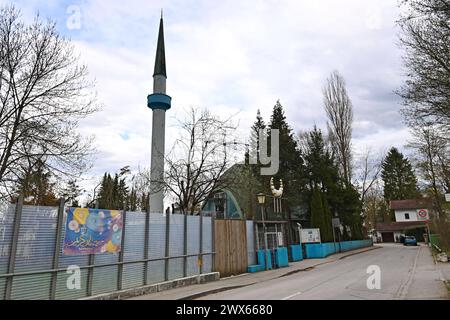 DAS Islamische Zentrum liegt in der Auensiedlung an der noerdlichen Stadtgrenze Muenchens, im Stadtteil Freimann. Moschee,Islam.Islamisten, *** il Centro Islamico si trova nella Auensiedlung, nella periferia settentrionale di Monaco, nel distretto della Moschea Freimann, Foto Stock