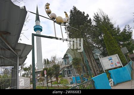 DAS Islamische Zentrum liegt in der Auensiedlung an der noerdlichen Stadtgrenze Muenchens, im Stadtteil Freimann. Moschee,Islam.Islamisten, *** il Centro Islamico si trova nella Auensiedlung, nella periferia settentrionale di Monaco, nel distretto della Moschea Freimann, Foto Stock