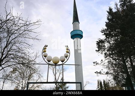 DAS Islamische Zentrum liegt in der Auensiedlung an der noerdlichen Stadtgrenze Muenchens, im Stadtteil Freimann. Moschee,Islam.Islamisten, *** il Centro Islamico si trova nella Auensiedlung, nella periferia settentrionale di Monaco, nel distretto della Moschea Freimann, Foto Stock