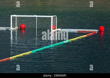 Porta pallanuoto e rete sull'acqua. Terreno per sport acquatici Foto Stock