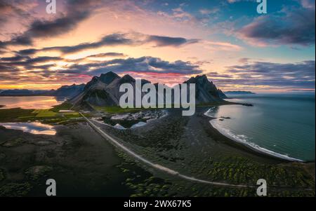 Vista aerea mozzafiato della montagna Vestrahorn e del cielo spettacolare sulla spiaggia di sabbia nera al crepuscolo d'estate sulla penisola di Stokksnes, Islanda Foto Stock