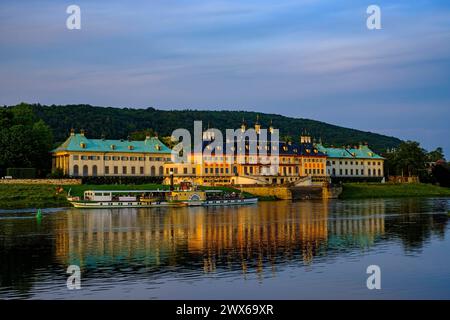 Schloss Pillnitz, Dresda, Sachsen, Deutschland Der historische Seitenraddampfer KRIPPEN passiert Schloss Pillnitz im Glanz der untergehenden Abendsonne, Dresda, Sachsen, Deutschland, 24. Mai 2019. Lo storico piroscafo a ruote laterali KRIPPEN passa davanti al Palazzo Pillnitz sotto il sole del tramonto, Dresda, Sassonia, Germania, 24 maggio, 2019. Foto Stock