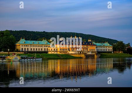 Schloss Pillnitz, Dresda, Sachsen, Deutschland Der historische Seitenraddampfer KRIPPEN passiert Schloss Pillnitz im Glanz der untergehenden Abendsonne, Dresda, Sachsen, Deutschland, 24. Mai 2019. Lo storico piroscafo a ruote laterali KRIPPEN passa davanti al Palazzo Pillnitz sotto il sole del tramonto, Dresda, Sassonia, Germania, 24 maggio, 2019. Foto Stock