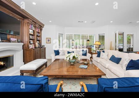 Un'immagine interna del soggiorno di una casa di lusso a Calabasas, California Foto Stock