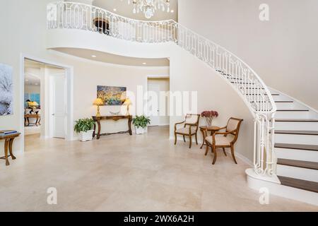 Un'immagine interna del soggiorno di una casa di lusso a Calabasas, California Foto Stock