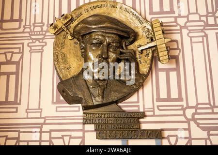 Ihor Sikorsky, ingegnere e progettista di aeromobili ucraino. Monumento in bronzo. Ucraina, Kiev - 27 marzo 2024. Foto Stock