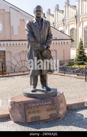 Ihor Sikorsky, ingegnere e progettista di aeromobili ucraino. Monumento in bronzo. Ucraina, Kiev - 27 marzo 2024. Foto Stock