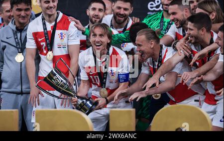 CAIRO, EGITTO - MARZO 26: La Croazia Luka Modric e i suoi compagni di squadra festeggiano con un trofeo durante la partita della FIFA Series 2024 Egitto tra Croazia e Foto Stock