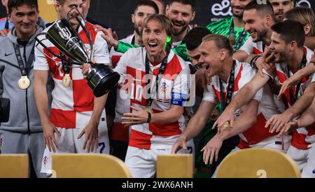 CAIRO, EGITTO - MARZO 26: La Croazia Luka Modric e i suoi compagni di squadra festeggiano con un trofeo durante la partita della FIFA Series 2024 Egitto tra Croazia e Foto Stock