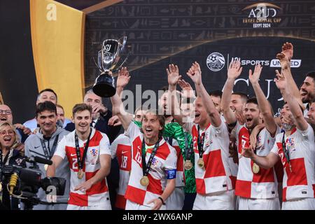 CAIRO, EGITTO - MARZO 26: La Croazia Luka Modric e i suoi compagni di squadra festeggiano con un trofeo durante la partita della FIFA Series 2024 Egitto tra Croazia e Foto Stock