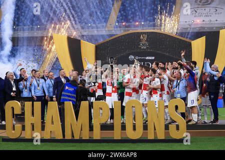 CAIRO, EGITTO - MARZO 26: La Croazia Luka Modric e i suoi compagni di squadra festeggiano con un trofeo durante la partita della FIFA Series 2024 Egitto tra Croazia e Foto Stock