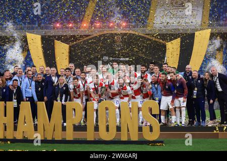 CAIRO, EGITTO - MARZO 26: Luka Modric, croato e i suoi compagni di squadra, festeggiano con un trofeo durante la partita della FIFA Series 2024 Egitto tra Croazia e Foto Stock