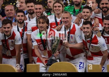 CAIRO, EGITTO - MARZO 26: Luka Modric, croato e i suoi compagni di squadra, festeggiano con un trofeo durante la partita della FIFA Series 2024 Egitto tra Croazia e Foto Stock