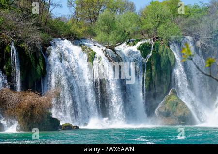 Cascata di Kravica in Bosnia ed Erzegovina. Bellezza naturale unica nel fiume Trebizat per vacanze e tempo libero. Foto Stock