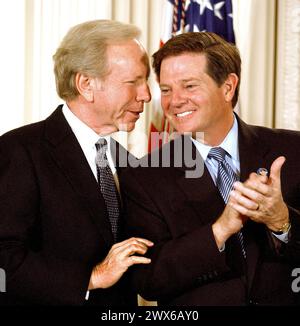 Foto del file - il senatore degli Stati Uniti Joe Lieberman (democratico del Connecticut), a sinistra, condivide alcuni pensieri con l'entrante leader della maggioranza della camera degli Stati Uniti Tom Delay (repubblicano del Texas) durante la cerimonia di firma della legge sulla sicurezza interna alla Casa Bianca di WashingtonDC il 25 novembre 2002. - L'ex senatore americano e candidato alla vicepresidenza Joe Lieberman è morto a 82 anni. La causa è stata complicazioni dovute a una caduta, secondo una dichiarazione di famiglia ottenuta da CBS News, partner statunitense della BBC. Il centrista rappresentò lo stato del Connecticut al Senato per quasi un quarto di secolo. Il signor Lieberman Foto Stock