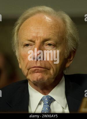 Foto del fascicolo - il senatore degli Stati Uniti Joseph Lieberman (democratico indipendente del Connecticut), ascolta il generale John R. Allen, USMC, comandante della forza internazionale di assistenza alla sicurezza e comandante delle forze armate degli Stati Uniti in Afghanistan, testimonia la situazione in Afghanistan dinanzi al Comitato dei servizi armati del Senato degli Stati Uniti a Capitol Hill a Washington, DC giovedì 22 marzo 2012. - L'ex senatore americano e candidato alla vicepresidenza Joe Lieberman è morto a 82 anni. La causa è stata complicazioni dovute a una caduta, secondo una dichiarazione di famiglia ottenuta da CBS News, partner statunitense della BBC. Il centrista Foto Stock