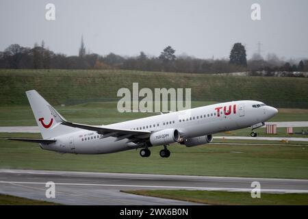 TUI Boeing 737-8K5 decollo all'aeroporto di Birmingham, Regno Unito (G-TUKR) Foto Stock