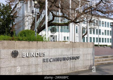 Der Bundesrechnungshof a Bonn. 22.03.2024, Bonn, GER - Schrift und Staatswappen am Haupteingang., Bonn Nordrhein Westfalen Deutschland, DEU Bundesrechnungshof *** l'Ufficio federale di audit di Bonn 22 03 2024, Bonn, GER lettering e stemma nazionale all'ingresso principale, Bonn, Renania settentrionale-Vestfalia Germania, DEU Federal audit Office Foto Stock