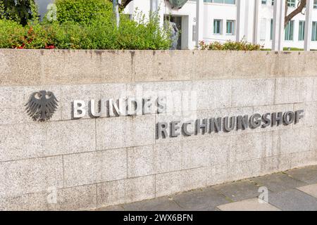 Der Bundesrechnungshof a Bonn. 22.03.2024, Bonn, GER - Schrift und Staatswappen am Haupteingang., Bonn Nordrhein Westfalen Deutschland, DEU Bundesrechnungshof *** l'Ufficio federale di audit di Bonn 22 03 2024, Bonn, GER lettering e stemma nazionale all'ingresso principale, Bonn, Renania settentrionale-Vestfalia Germania, DEU Federal audit Office Foto Stock