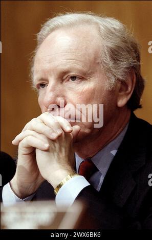 Foto file - Washinghton-DC-USA, 17/01/2003. Il senatore Joseph Lieberman (D-Connecticut) che fece la storia nel 2000 come primo candidato alla Vicepresidenza ebraica del paese, dichiarò la sua candidatura alla presidenza nel 2004. - L'ex senatore americano e candidato alla vicepresidenza Joe Lieberman è morto a 82 anni. La causa è stata complicazioni dovute a una caduta, secondo una dichiarazione di famiglia ottenuta da CBS News, partner statunitense della BBC. Il centrista rappresentò lo stato del Connecticut al Senato per quasi un quarto di secolo. Lieberman è diventato il primo politico ebreo a unirsi a un partito presidenziale statunitense Foto Stock