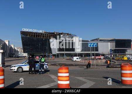 Mosca. 28 marzo 2024. Questa foto scattata il 28 marzo 2024 mostra la sala concerti Crocus City Hall nella periferia di Mosca, Russia. Il bilancio delle vittime dell'attacco terroristico di venerdì è salito a 143 dopo che uomini armati hanno assalito una sala da concerto nella periferia di Mosca, secondo un elenco pubblicato dal Ministero russo delle situazioni di emergenza mercoledì. Crediti: Bai Xueqi/Xinhua/Alamy Live News Foto Stock