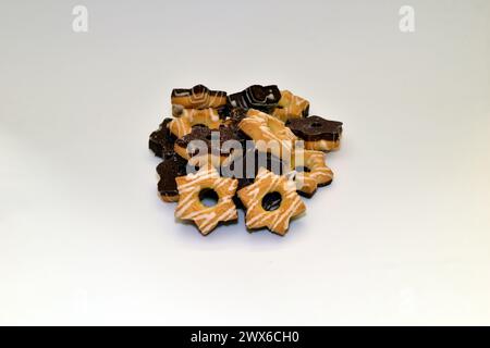Ci sono biscotti di pasta frolla con e senza cioccolato in un mucchio sul tavolo. Foto Stock