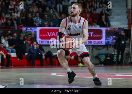 Varese, Italia. 27 marzo 2024. Niccolo Mannion #4 di Itelyum Varese visto in azione durante la partita delle semifinali della FIBA Europe Cup 2023/24 tra Itelyum Varese e Bahcesehir College all'Itelyum Arena di Varese, Italia il 27 marzo 2024 Credit: Independent Photo Agency/Alamy Live News Foto Stock