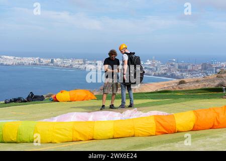 Uomo che impara a parapendio con l'aiuto di un esperto di parapendio Foto Stock